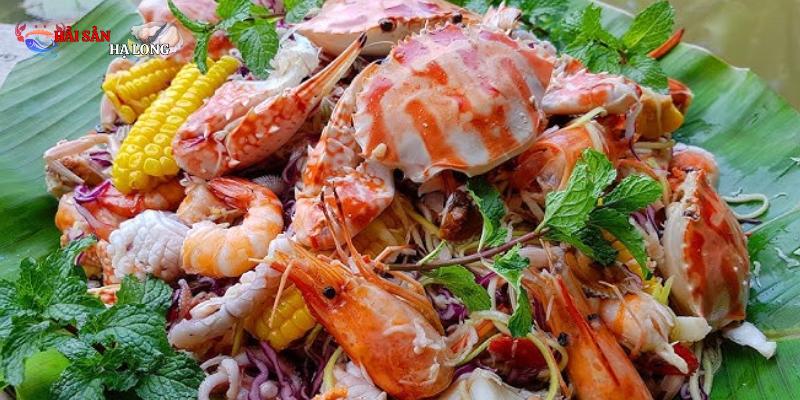 Trộn gỏi hải sản ngay trước khi ăn để giữ độ tươi và hương vị
