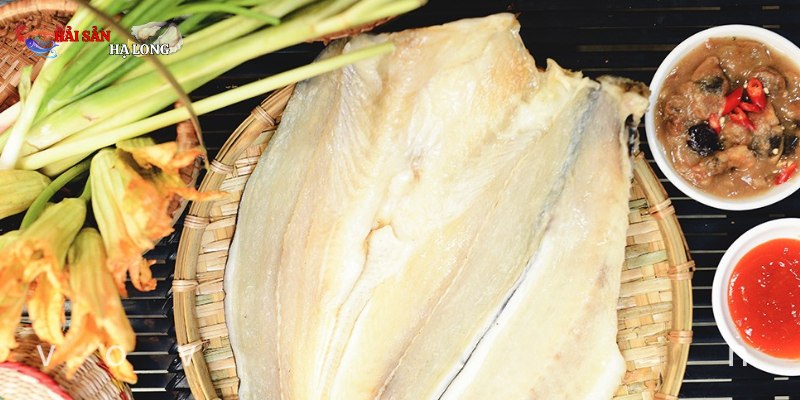 Kiểm tra màu sắc của khô cá để đánh giá quá trình chế biến